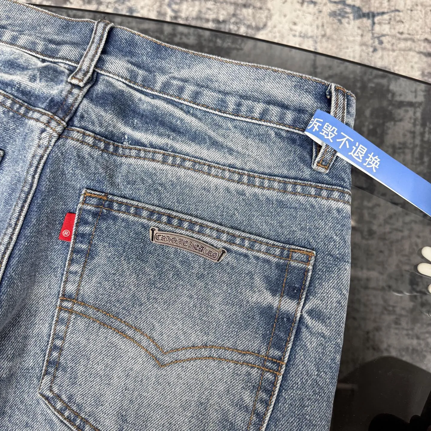 P260 Chrome Hearts 25FW CH Blue Pants Pink Leather Cross Bamboo Jeans. It adopts patchwork elements, mostly in the shape of a cross, and has glitter on the leather surface. Unique design, simple and elegant details, exquisite workmanship, the entire trousers are neatly routed, and the details are in place! It’s also so cool that both men and women can easily control it. It’s a gender-neutral trendy up version. Color: blue pants and pink leather Size: 28 30 32 34 36